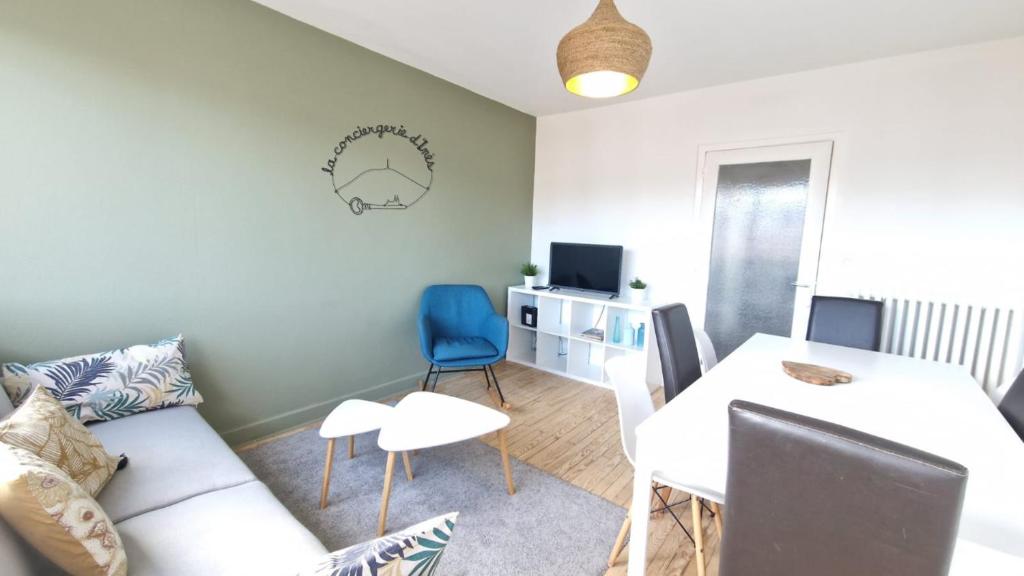 un salon avec un canapé et une table dans l'établissement Georges #Parking#Balcon, à Clermont-Ferrand