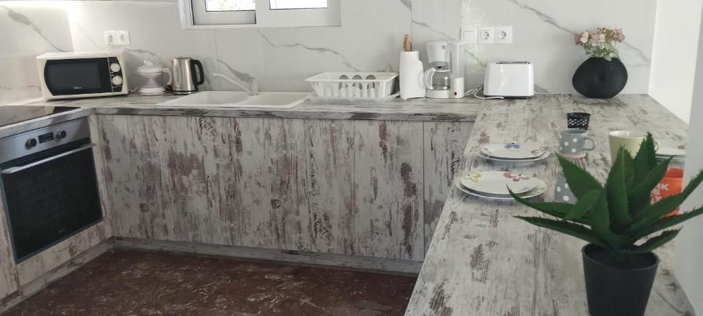 Kuchyň nebo kuchyňský kout v ubytování Chris Guesthouses