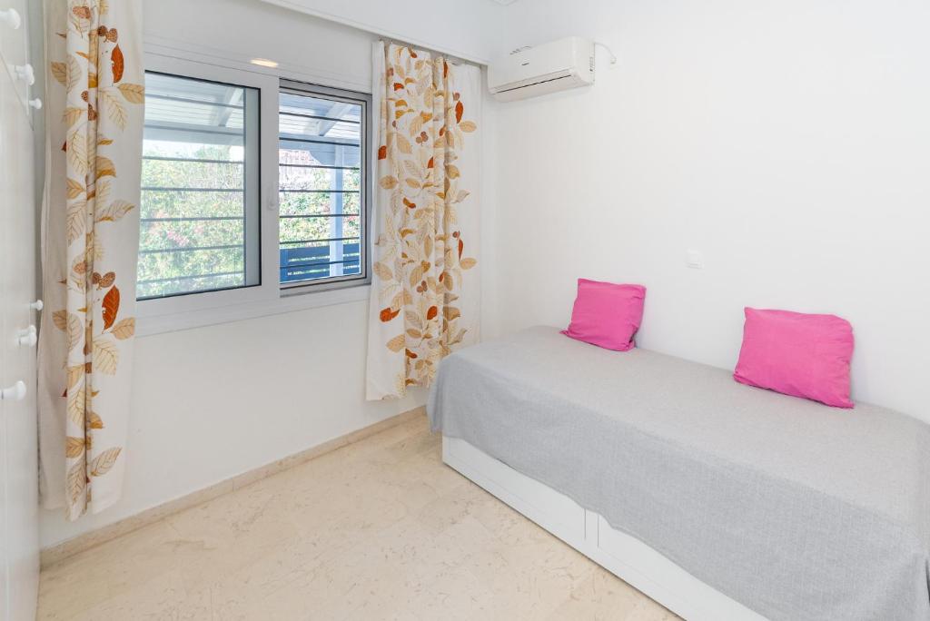 Postel nebo postele na pokoji v ubytování Chris Guesthouses