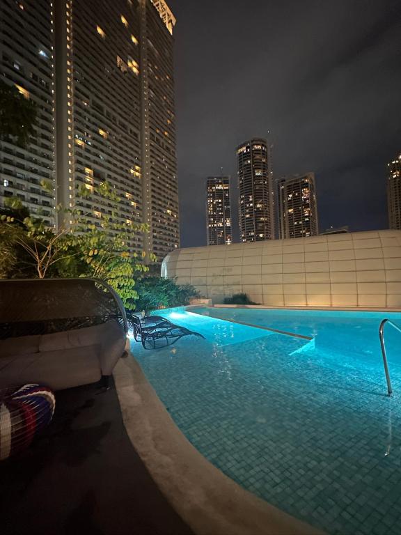 Bazén v ubytování Novotel Suites Celestia at Hotel Residences Acqua Manila nebo v jeho okolí