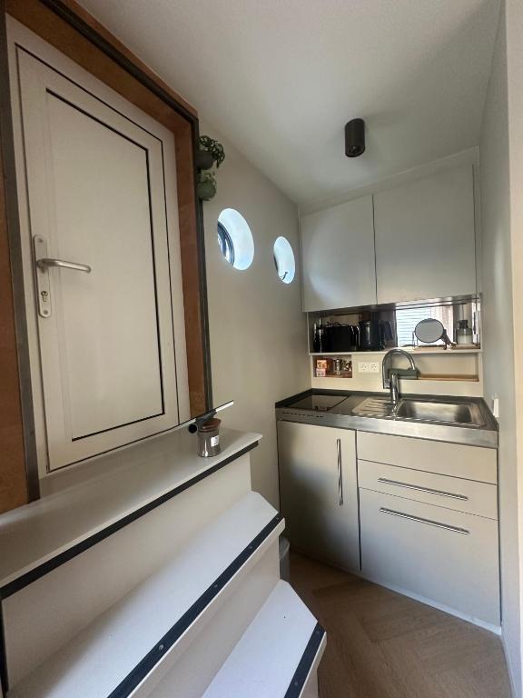 Houseboat BNB The floating Nest