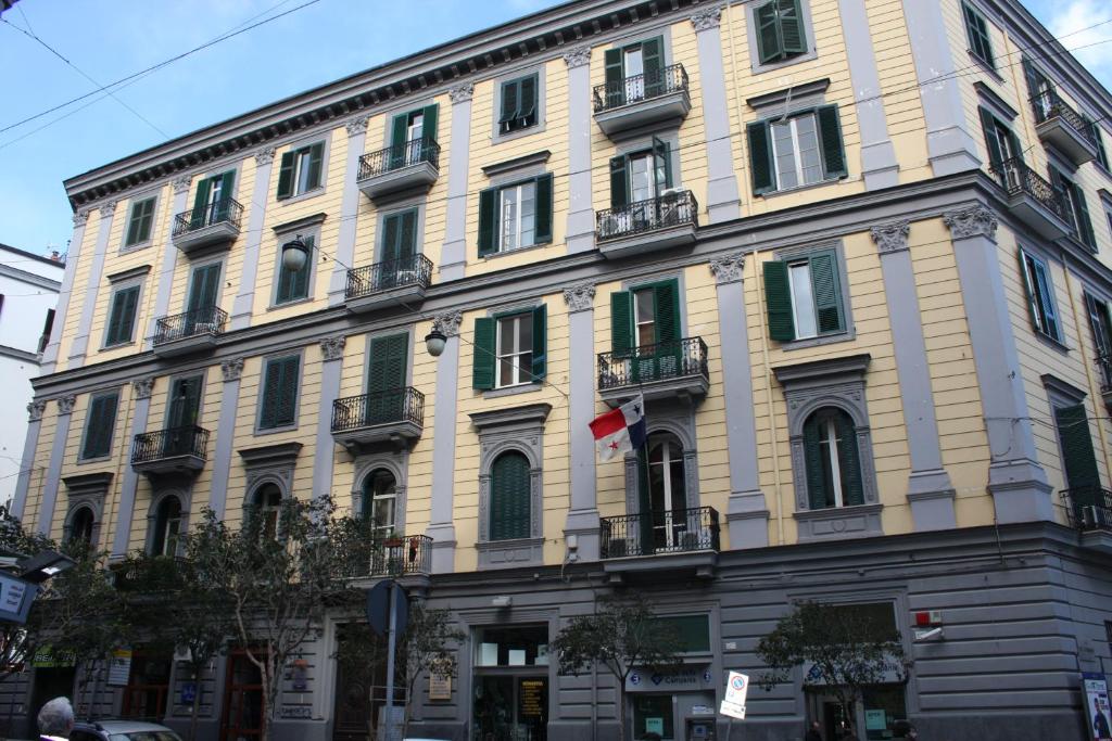 ナポリにあるBe Italian Flat Duomoの窓とバルコニー付きの白い大きな建物