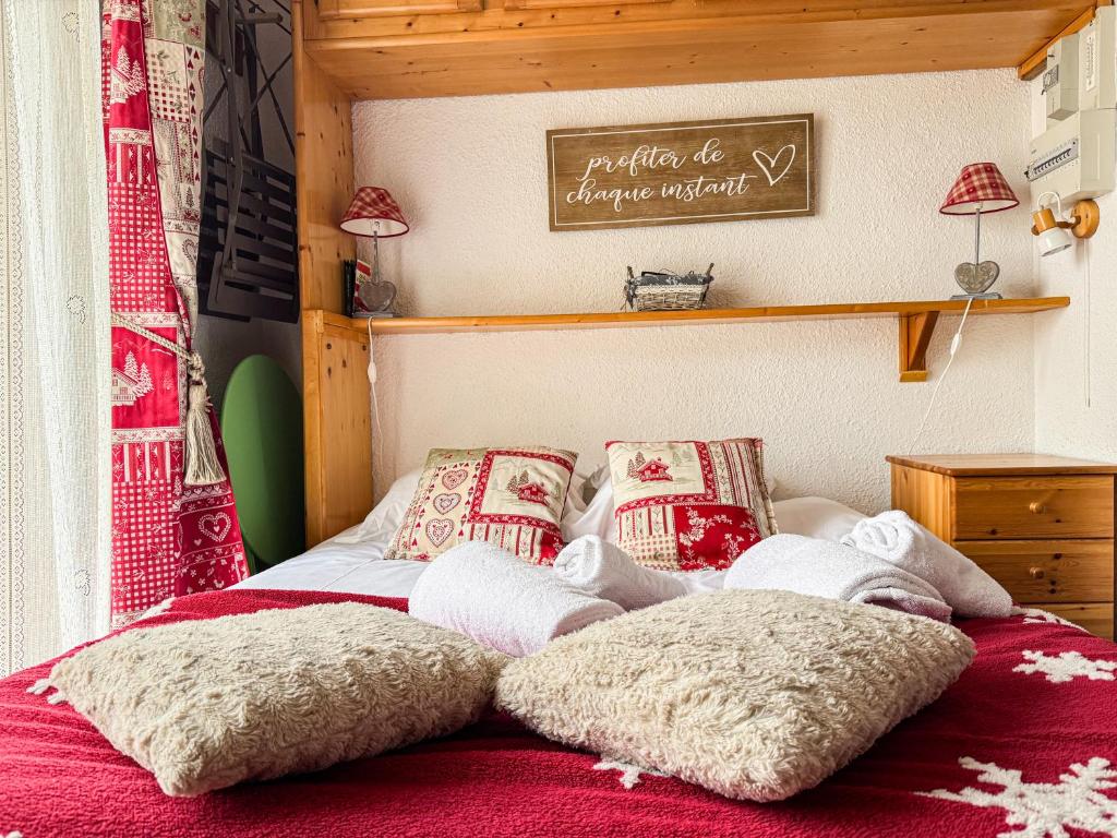 un lit avec deux oreillers dessus dans l'établissement Charmant Studio Avec Terrasse By TerraAlpina, à Saint-Gervais-les-Bains