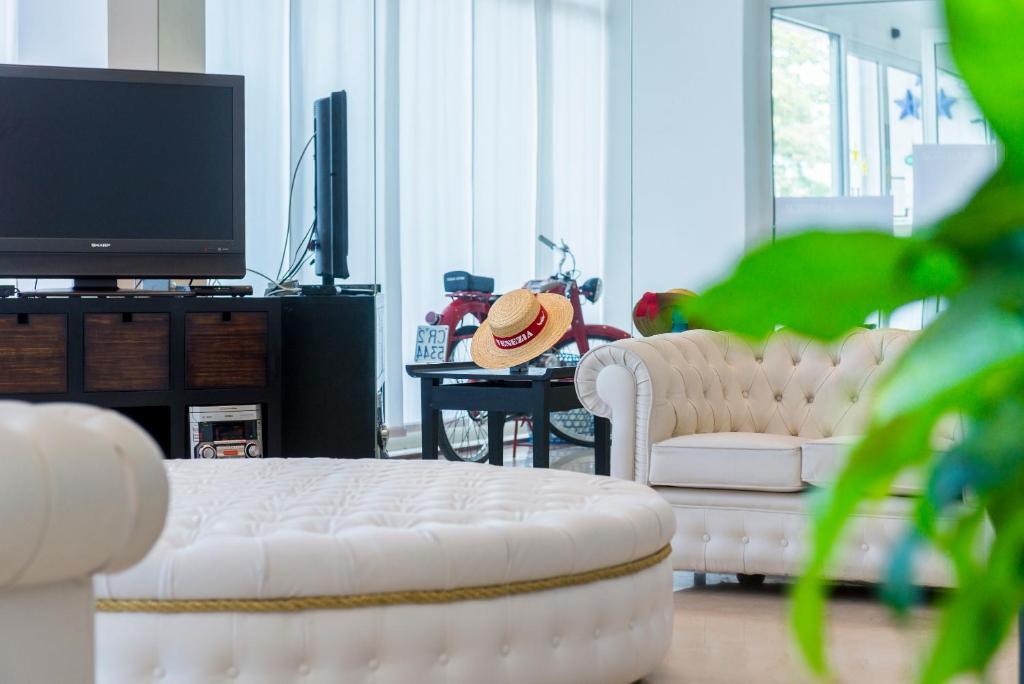 TV a/nebo společenská místnost v ubytování Venice Hotel