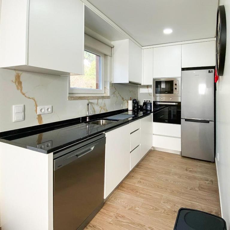 Kuchyň nebo kuchyňský kout v ubytování Chalet Villas Gerês