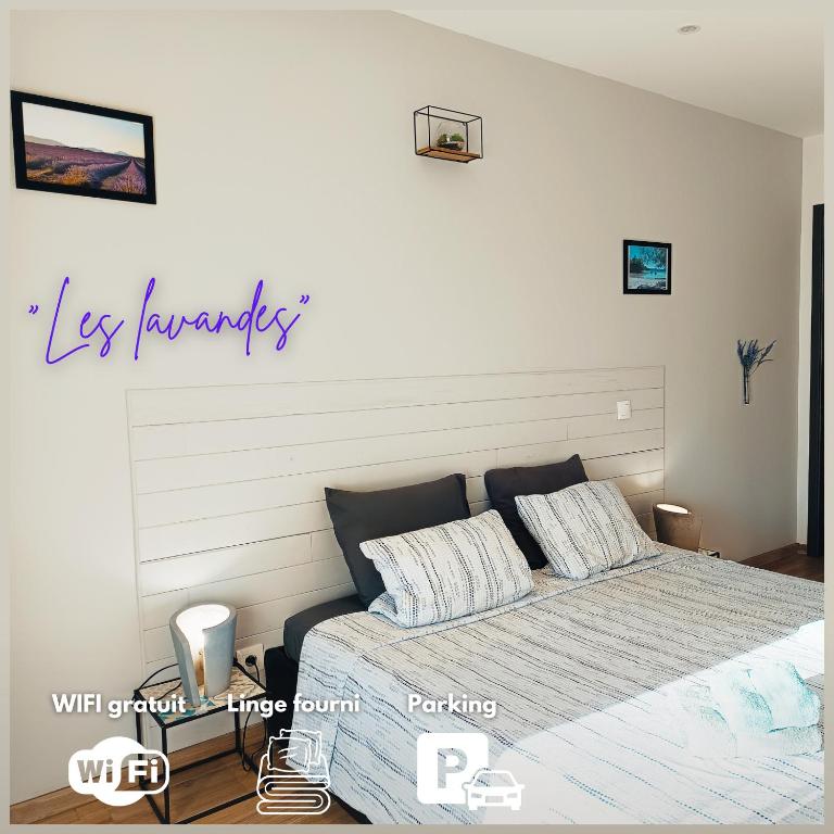 une chambre avec un lit avec une couverture rayée dans l'établissement Suite indépendante - Les Lavandes, à Peyruis