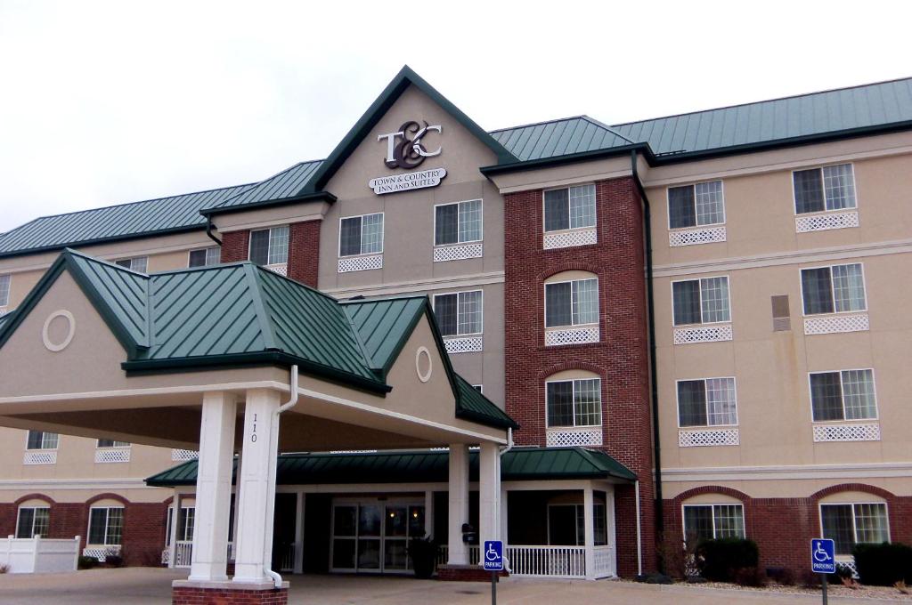 un edificio de hotel con un cartel en la parte delantera en Town & Country Inn and Suites, en Quincy