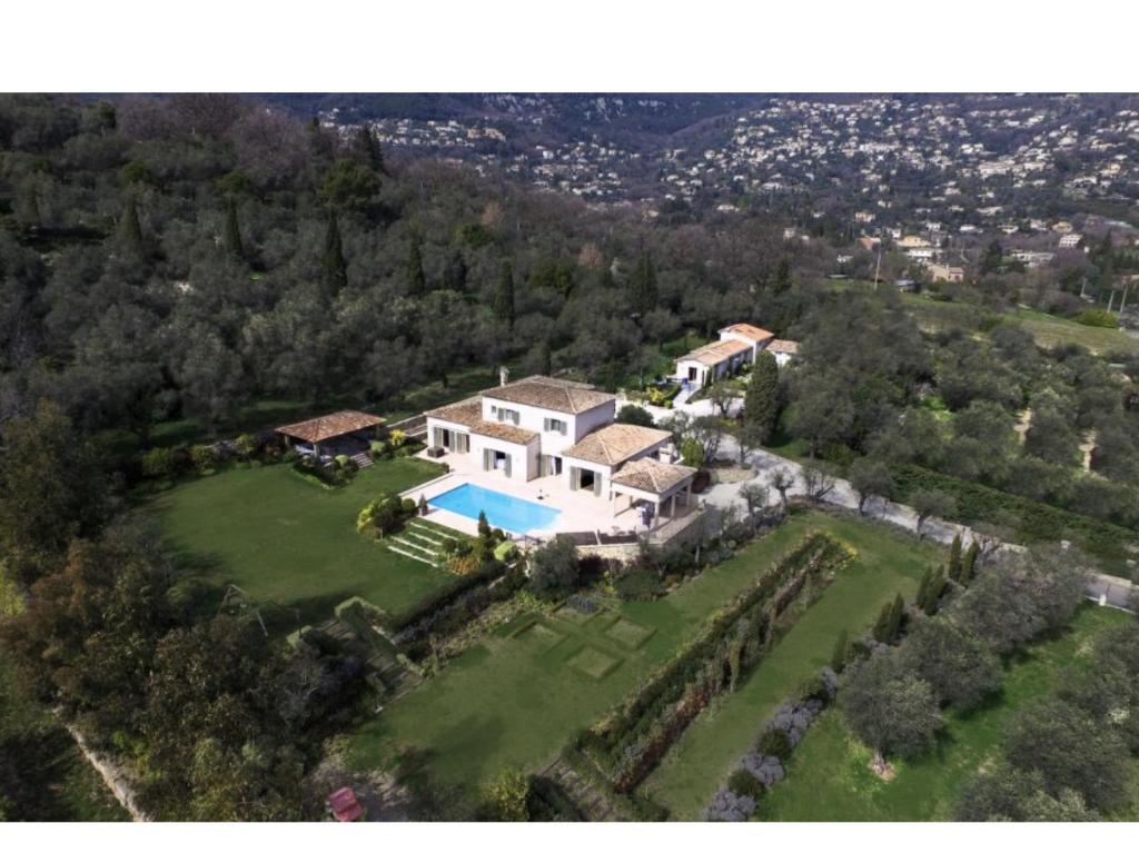 une vue aérienne d'une maison avec piscine dans l'établissement Domaine d ock en bourg, à Grasse