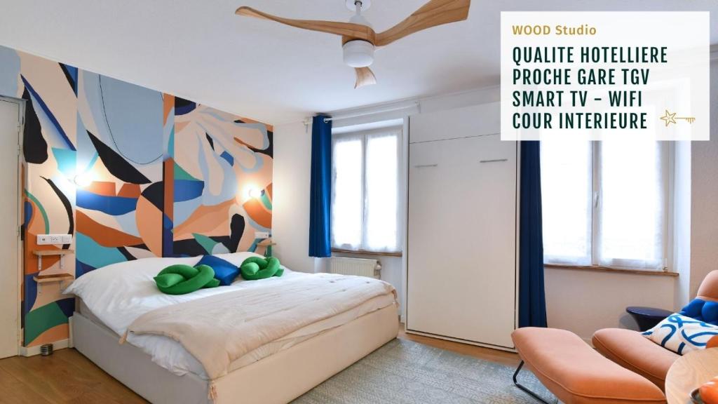 - une chambre avec un lit orné d'une grande peinture murale dans l'établissement Gite See You Soon - Studio Wood, à Sélestat