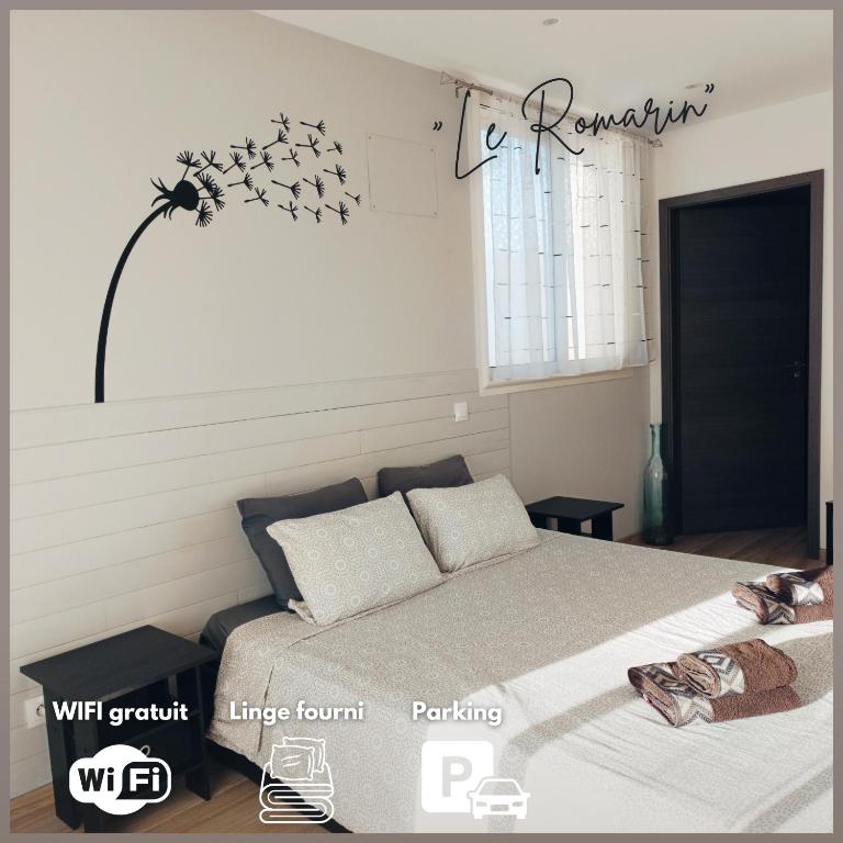 une chambre avec un lit et un panneau sur le mur dans l'établissement Suite indépendante - Le Romarin, à Peyruis