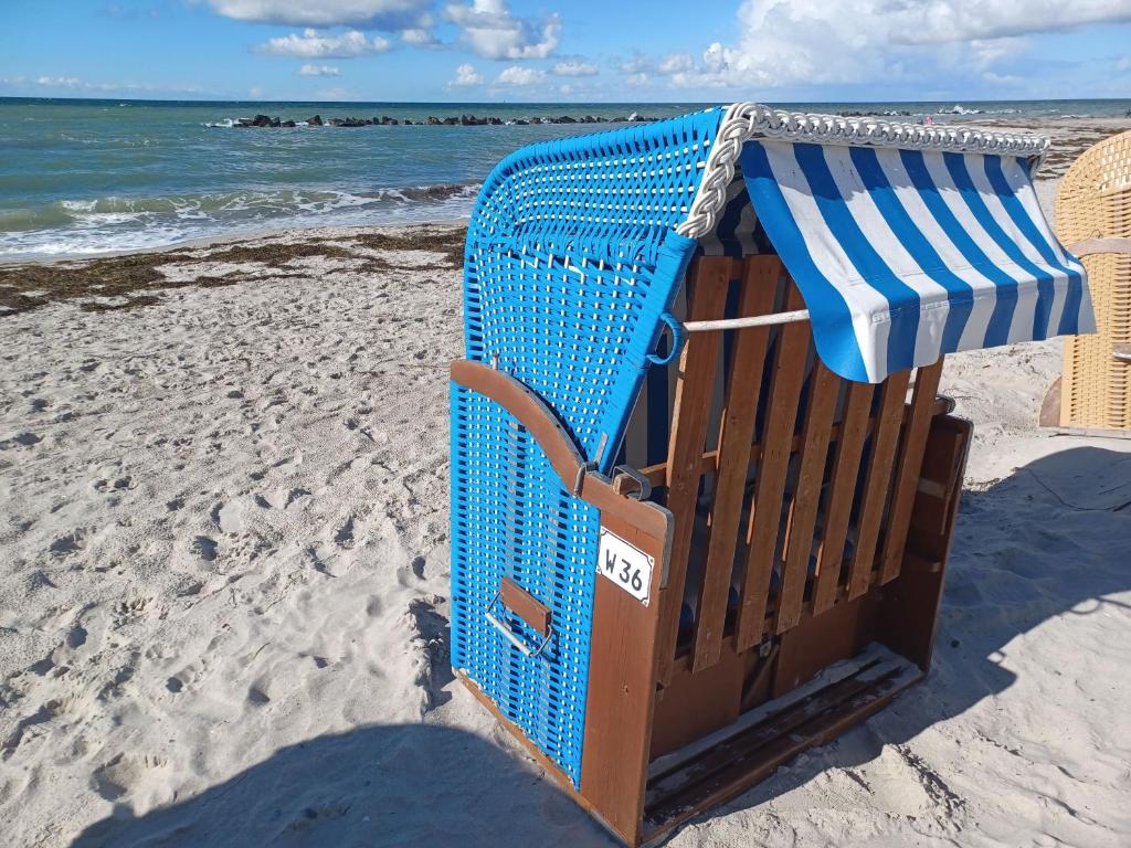 - Silla de playa con sombrilla en la playa en Oewern Diek 36, en Wustrow