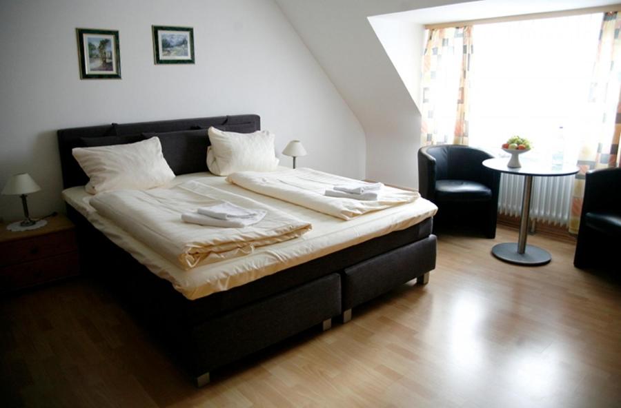 Postel nebo postele na pokoji v ubytování Hotel Am Markt