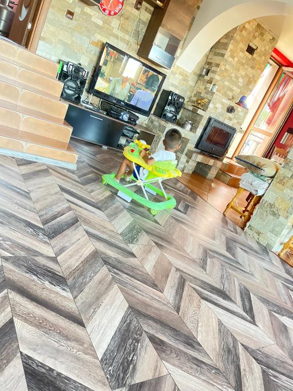 un petit garçon faisant du skateboard dans un salon dans l'établissement Chez pablo, à Carcassonne