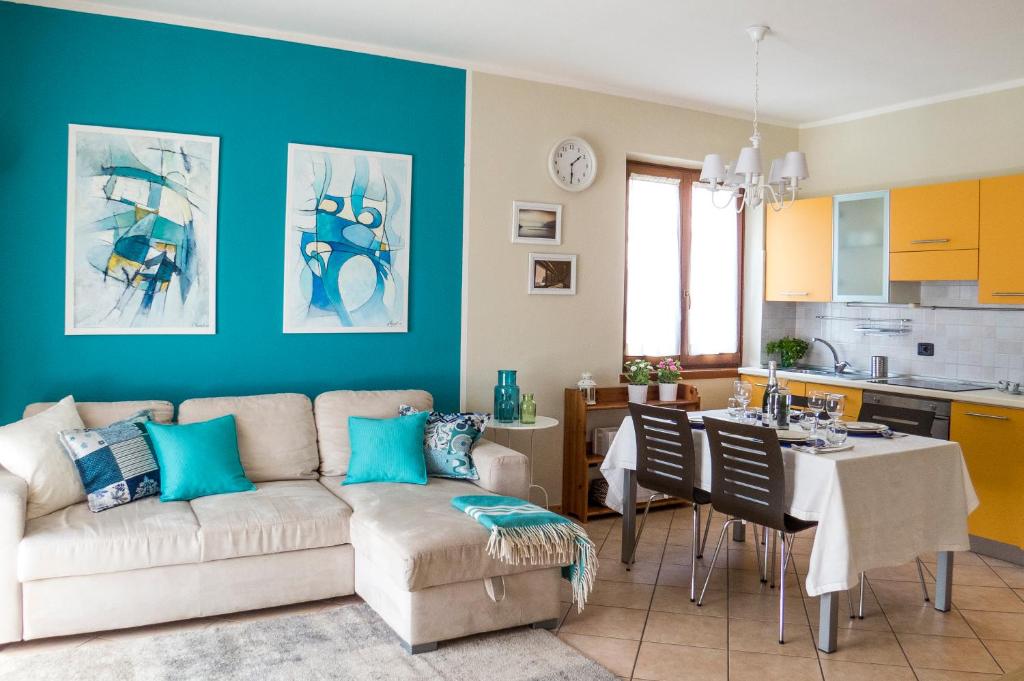 ein Wohnzimmer mit einem Sofa und einem Tisch in der Unterkunft Casa Ducati in Riva del Garda