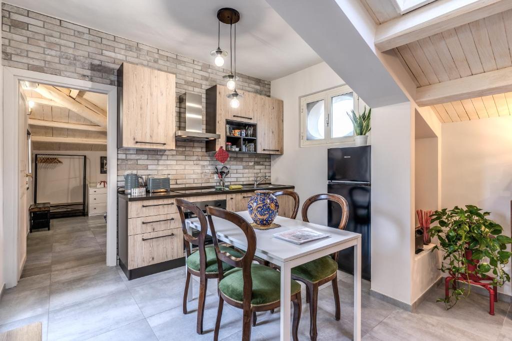 A kitchen or kitchenette at Circo Massimo Apartment & Terrace
