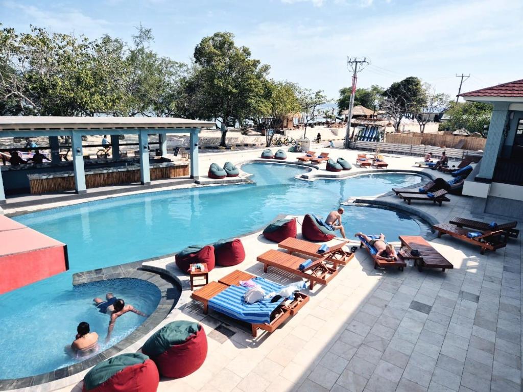 Bazén v ubytování Pine Tree Beach Hotel nebo v jeho okolí