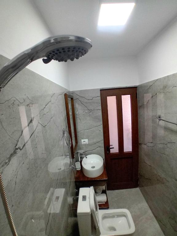 A bathroom at House H Çela