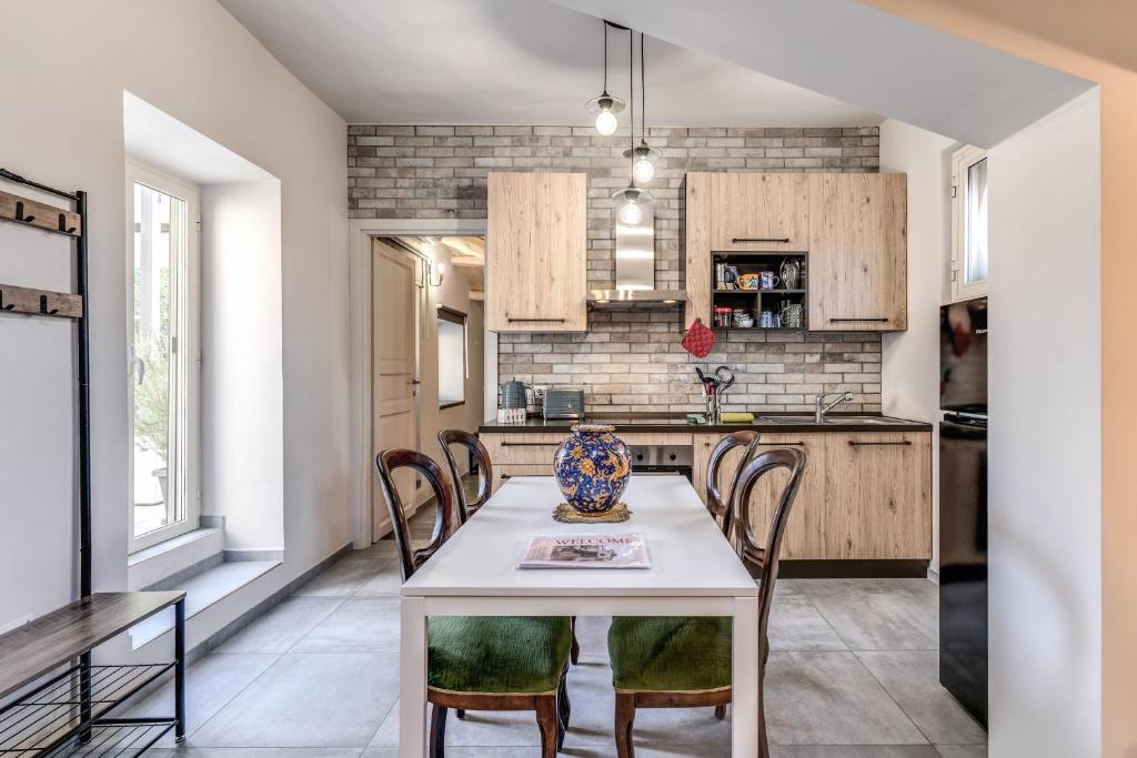 A kitchen or kitchenette at Circo Massimo Apartment & Terrace