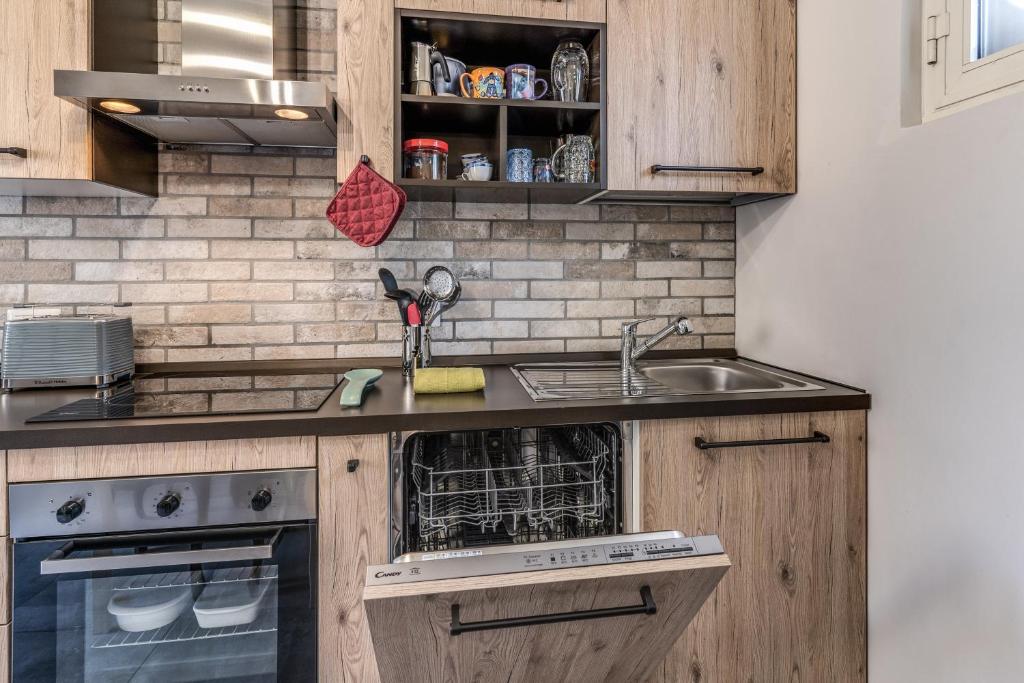 A kitchen or kitchenette at Circo Massimo Apartment & Terrace