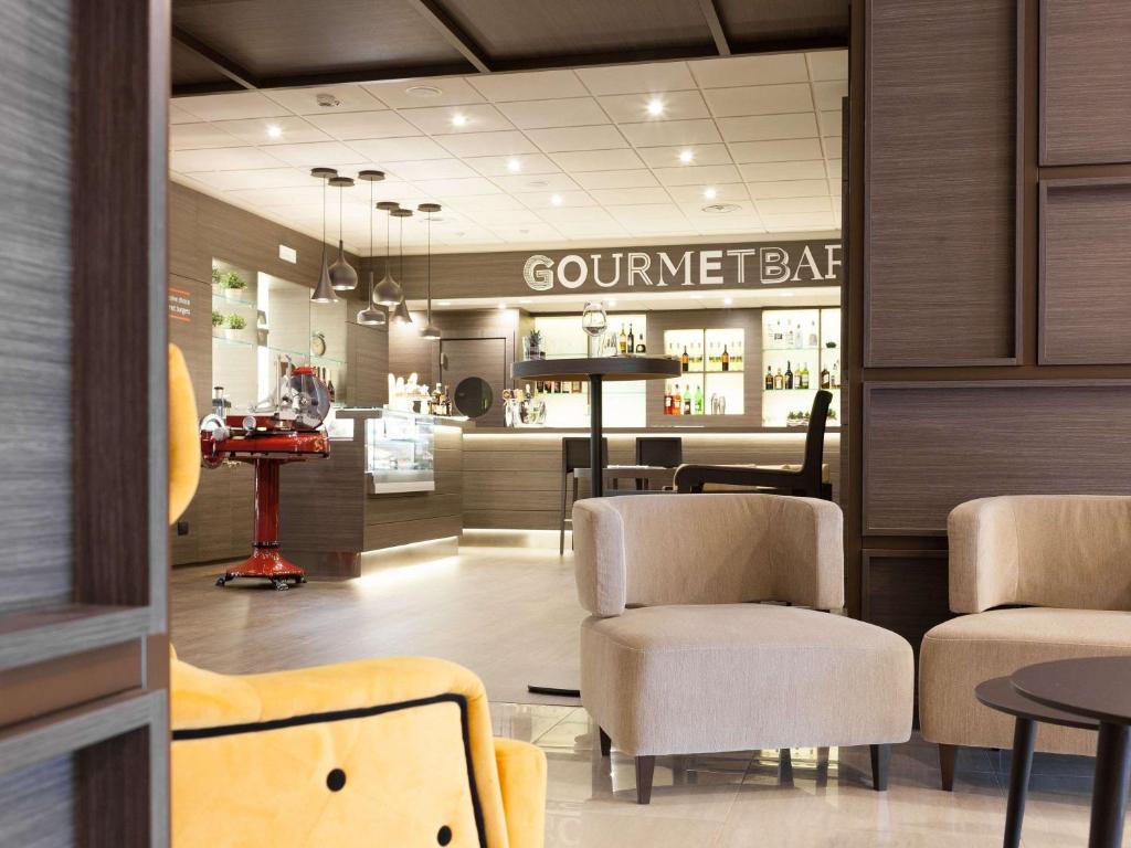Lounge nebo bar v ubytování Novotel Brescia Due
