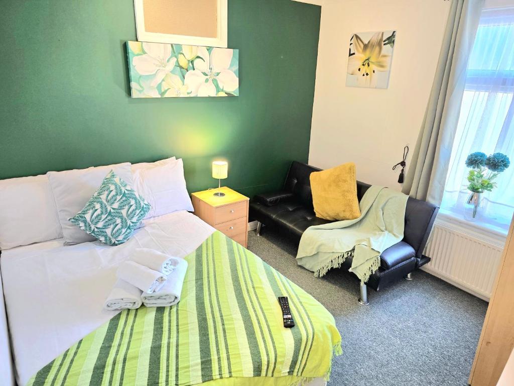 Postel nebo postele na pokoji v ubytování Gillings Villa -5 Bed Great For Long & Short Stay!!! Gillingham Kent