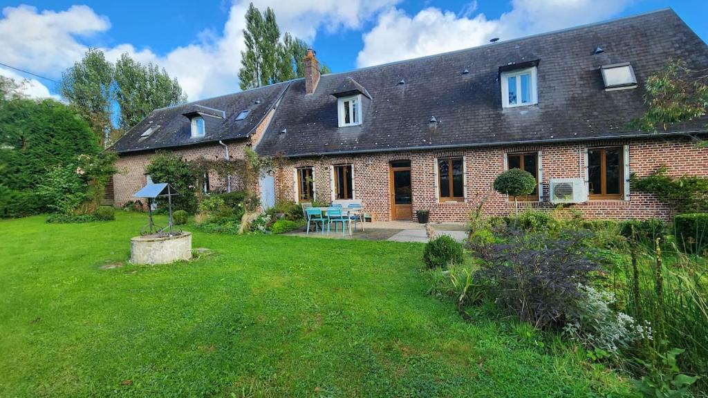 Cette maison en briques dispose d'une terrasse et d'une cour. dans l'établissement La Parenthèse Normande, à Sainte-Colombe