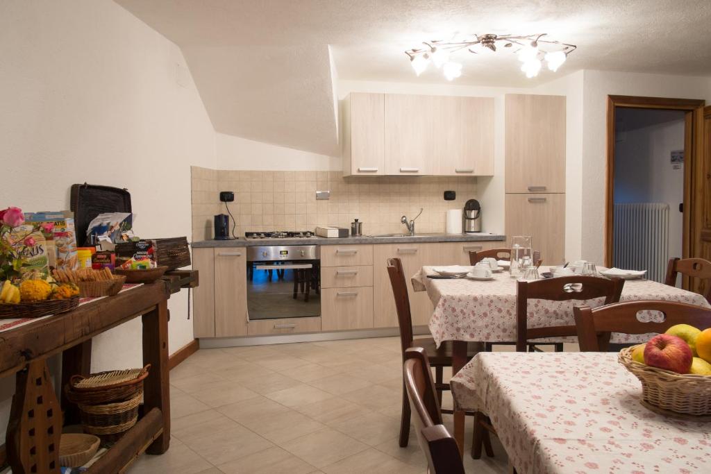 Kuchnia lub aneks kuchenny w obiekcie Le Vieux Noyer - Appartamenti al Verde villaggio di Rumiod