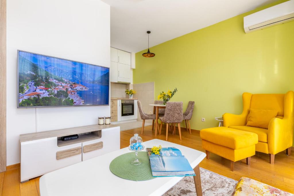 TV a/nebo společenská místnost v ubytování Apart hotel M S KATUNJANIN