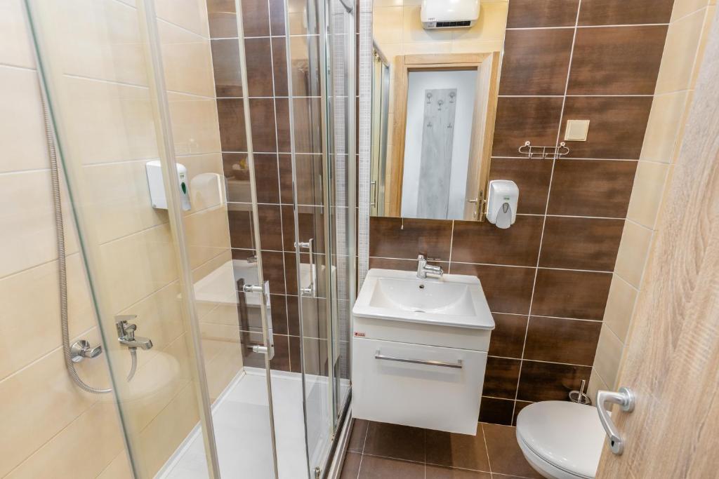 Koupelna v ubytování Apart hotel M S KATUNJANIN