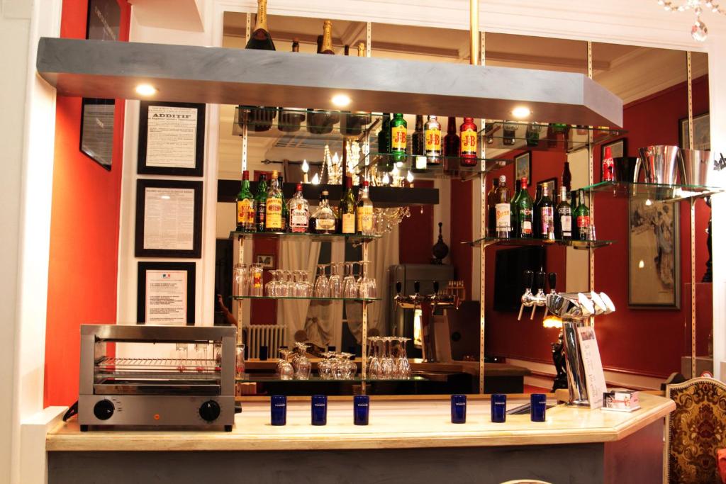 Lounge nebo bar v ubytování Hôtel Crystal Reims Centre