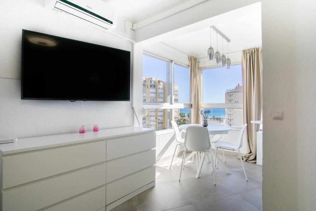 Televízia a/alebo spoločenská miestnosť v ubytovaní Modern apartment with a wonderful sea view