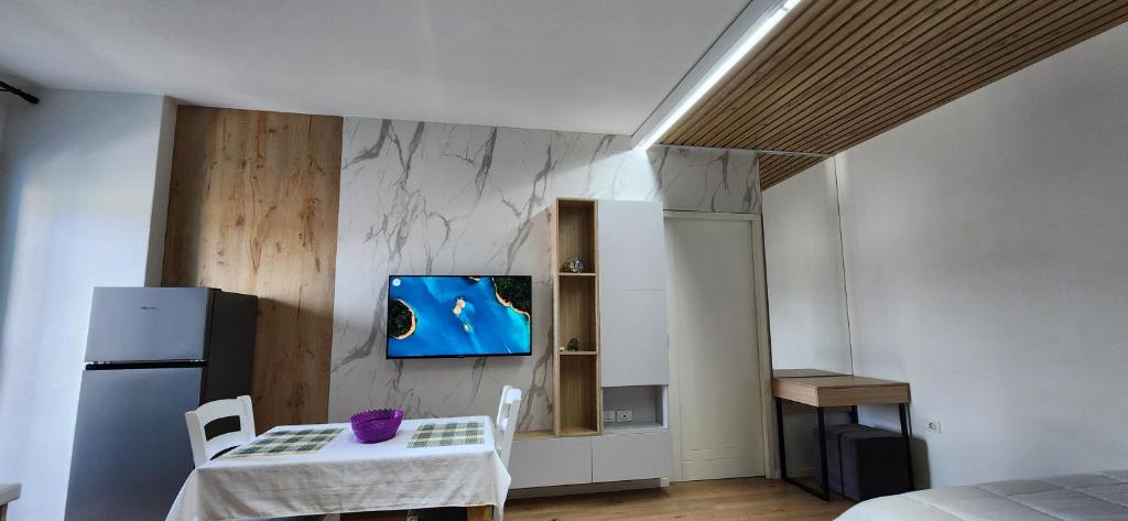 Телевизор и/или развлекательный центр в Avalona Apartment 2