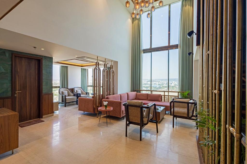 Ruang duduk di Alaya Stays Manhattan 1804 - 3 BHK Duplex With Stunning Views, Office & Stylish Bar
