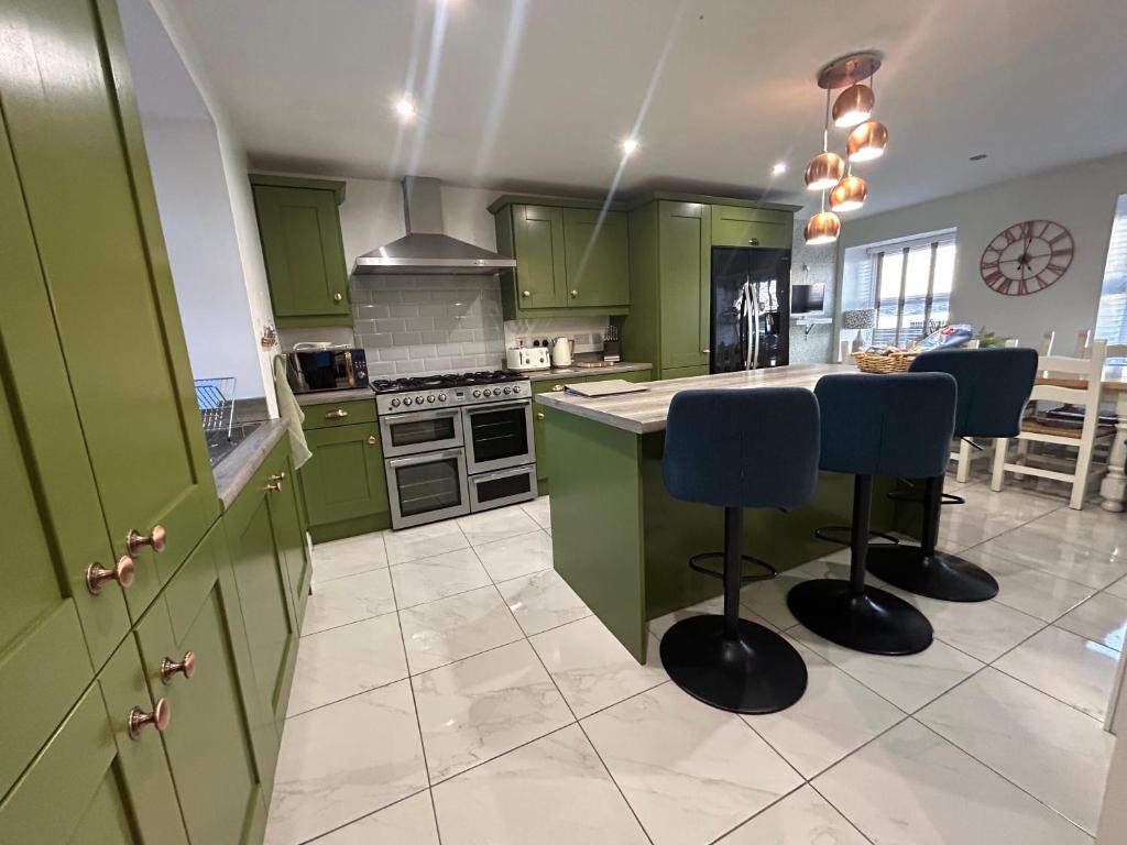 Portaferry Waterfront Townhouse with Hot Tub - Three-Bedroom House