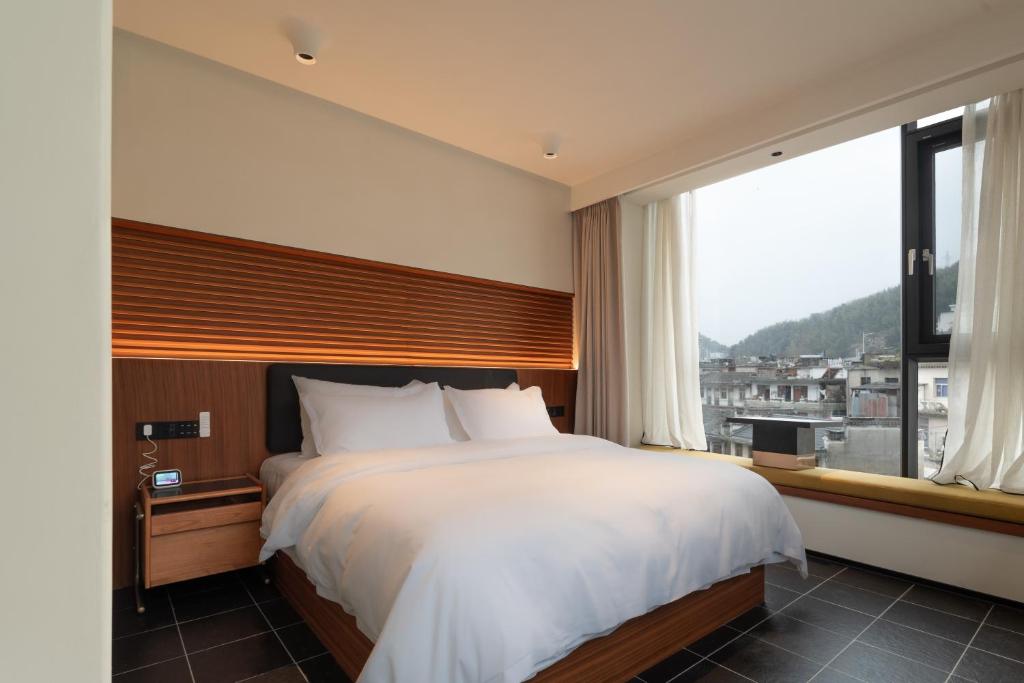 Nespecifikovaný výhled na hory nebo výhled na hory při pohledu z hotelu