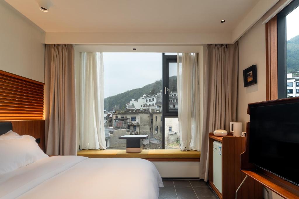 Nespecifikovaný výhled na hory nebo výhled na hory při pohledu z hotelu