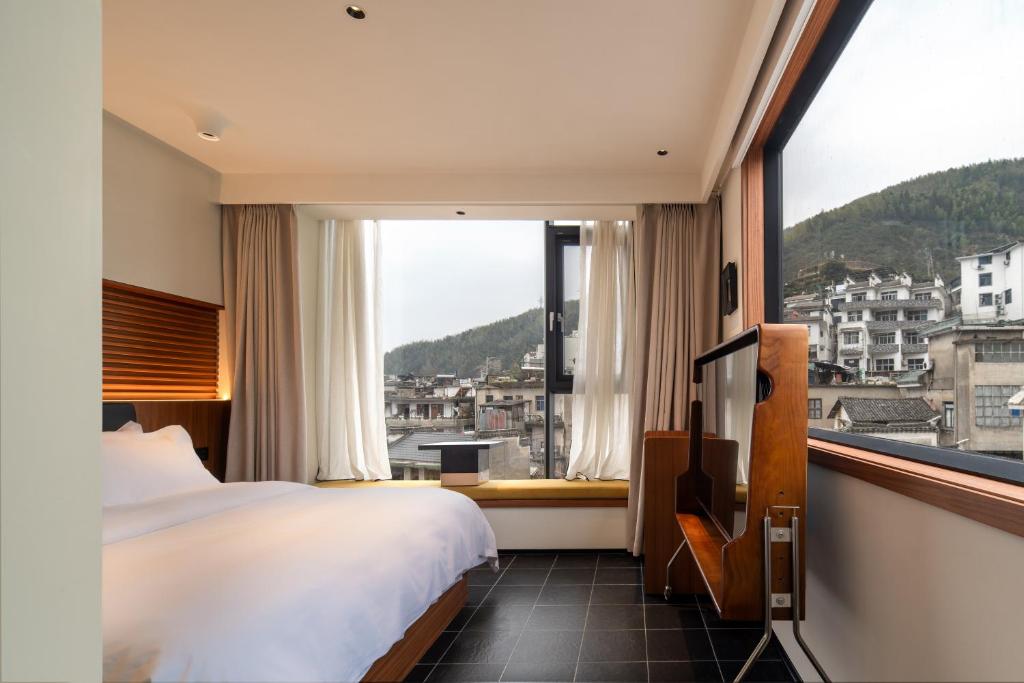 Nespecifikovaný výhled na hory nebo výhled na hory při pohledu z hotelu