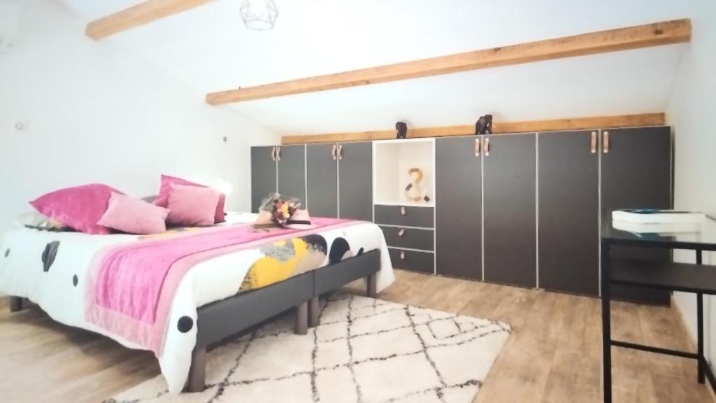 une chambre avec un lit et un bureau dans l'établissement Villa Jules, à Antibes