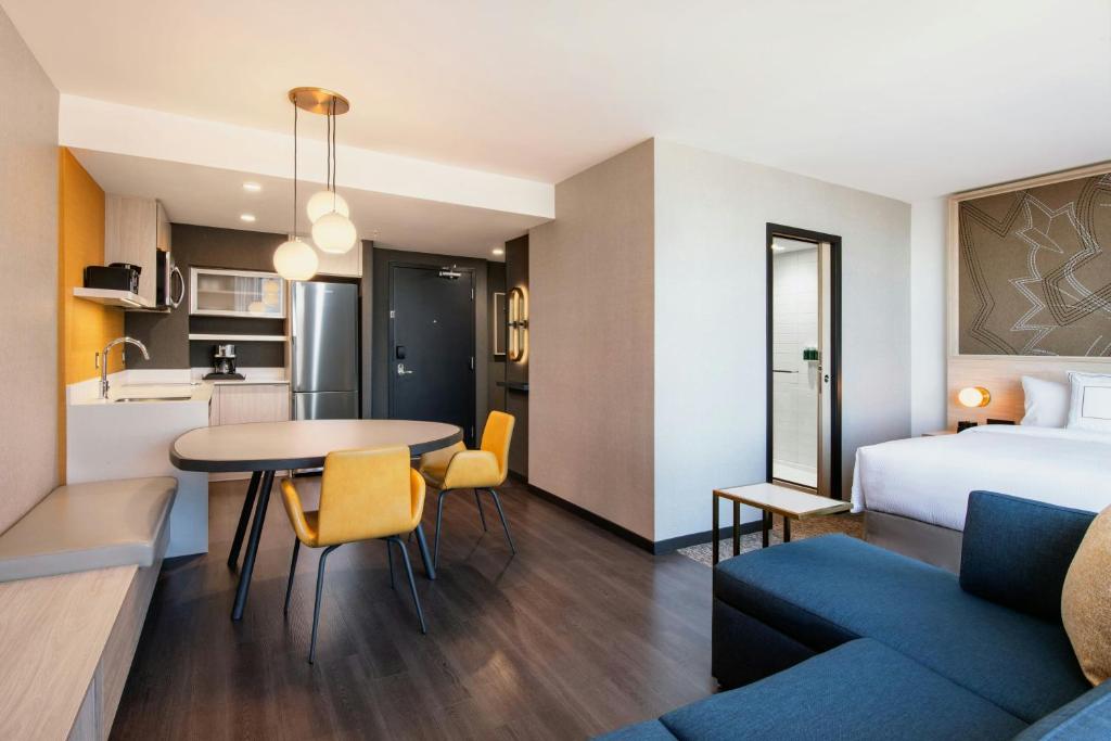 Kuchyň nebo kuchyňský kout v ubytování Residence Inn by Marriott Calgary Downtown/Beltline District