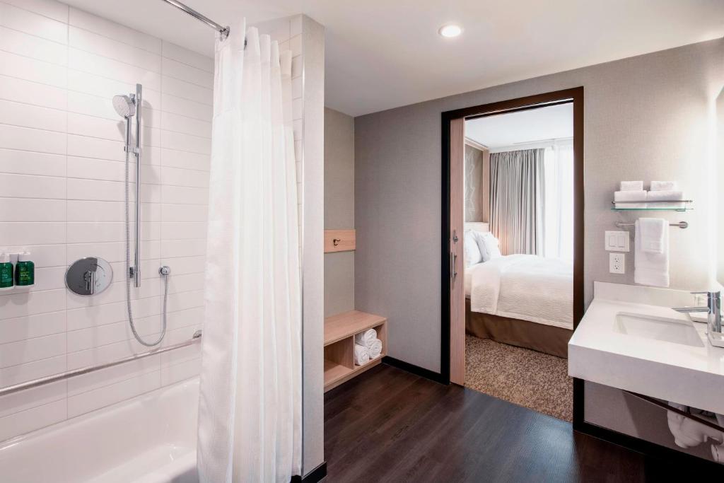 Koupelna v ubytování Residence Inn by Marriott Calgary Downtown/Beltline District