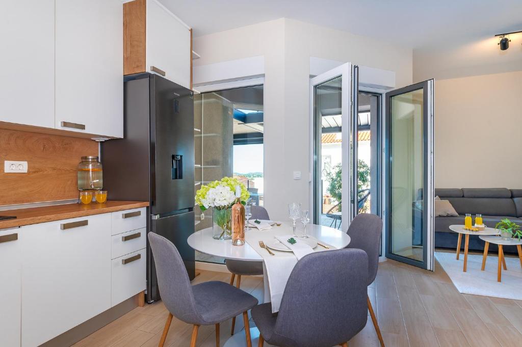 Køkken eller tekøkken på Apartman Nina Šibenik, Brodarica