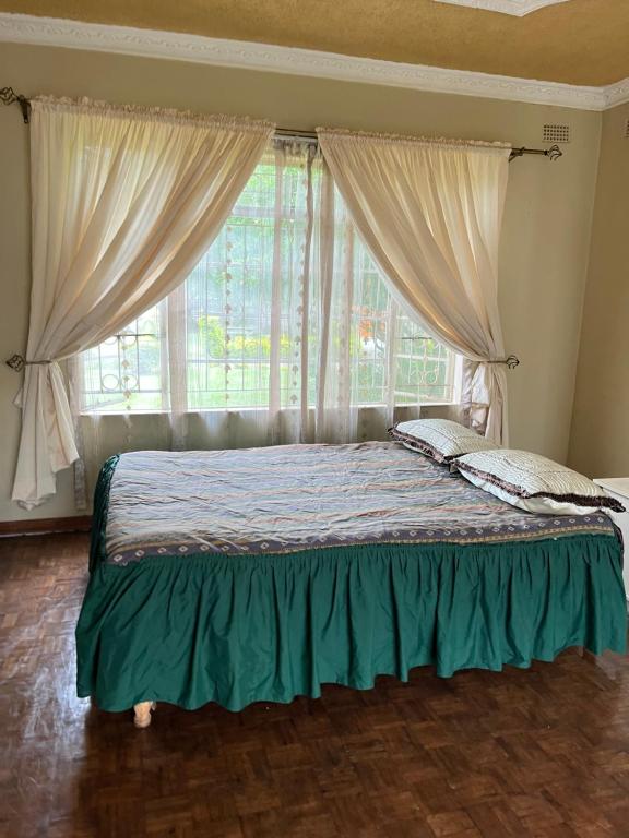 En eller flere senge i et værelse på Majestic Marlborough