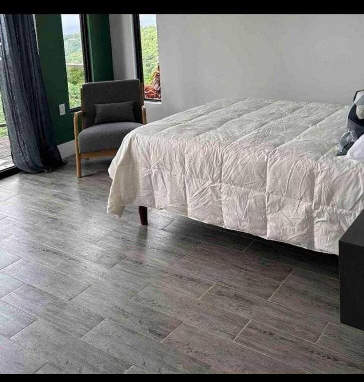 Postel nebo postele na pokoji v ubytování Modern Paradise Stylish Stay with Waterfall & Garden Views