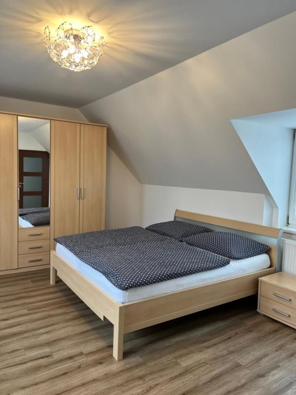 Postel nebo postele na pokoji v ubytování Podkrovní apartmán se společným bazénem