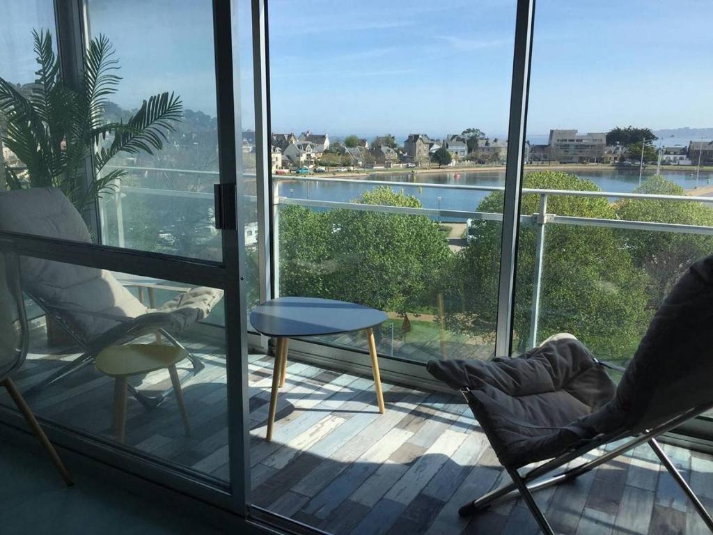 Photo de la galerie de l'établissement Bel appartement avec WIFI, balcon et garage à Perros-Guirec - FR-1-368-165, à Perros-Guirec