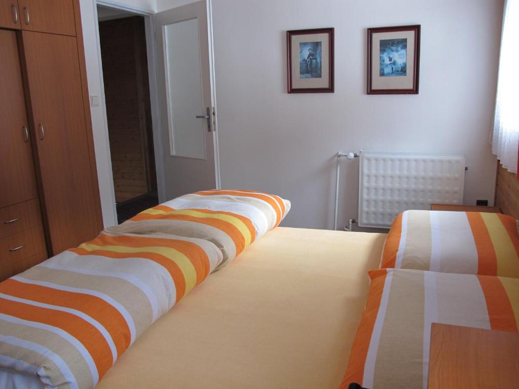 Postel nebo postele na pokoji v ubytování Guest House U Lakomce