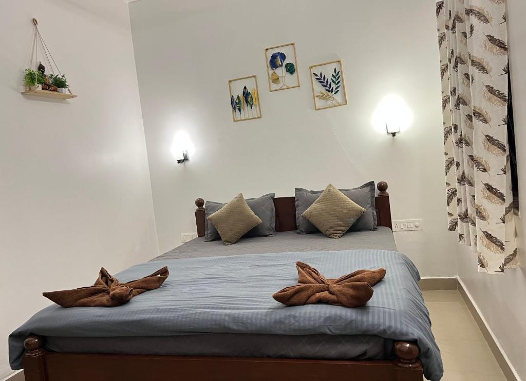 Postel nebo postele na pokoji v ubytování Palm paradise anjuna