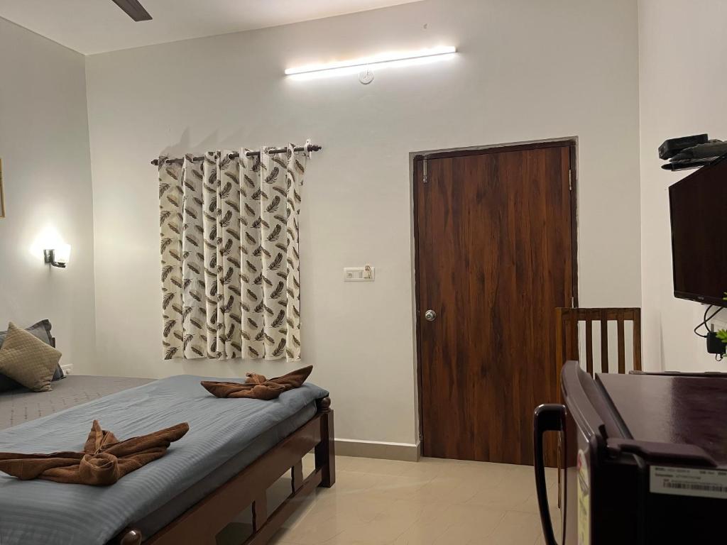 Postel nebo postele na pokoji v ubytování Palm paradise anjuna