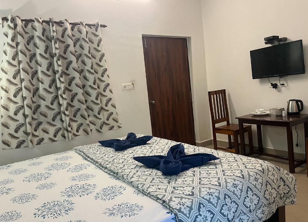 Postel nebo postele na pokoji v ubytování Palm paradise anjuna
