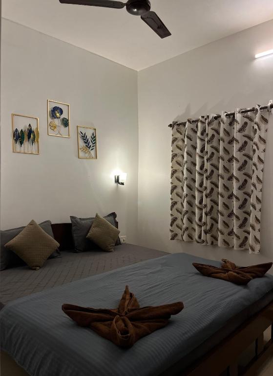 Postel nebo postele na pokoji v ubytování Palm paradise anjuna